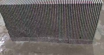 河南芝麻白毛板荒料切割
